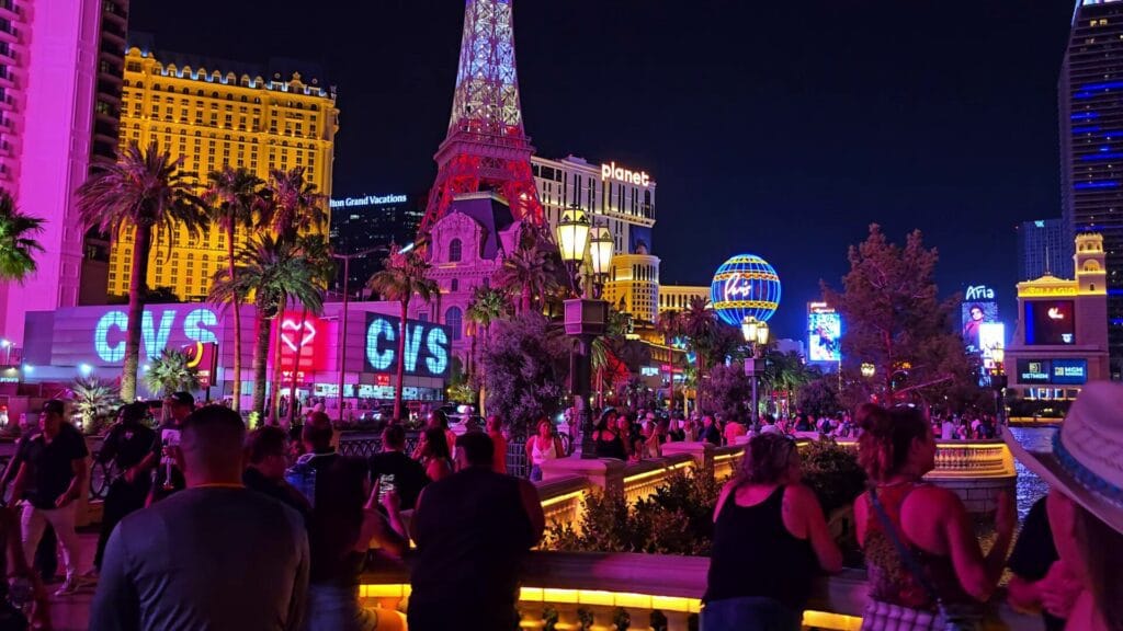 4K Las Vegas Strip at Night MAN SWIMS IN BELLAGIO FOUNTAIN lasvegas walkingtour vegas