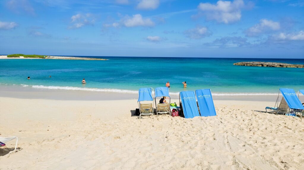 Cove Beach - Center Beach - Atlantis Bahamas Beaches Ultimate Guide