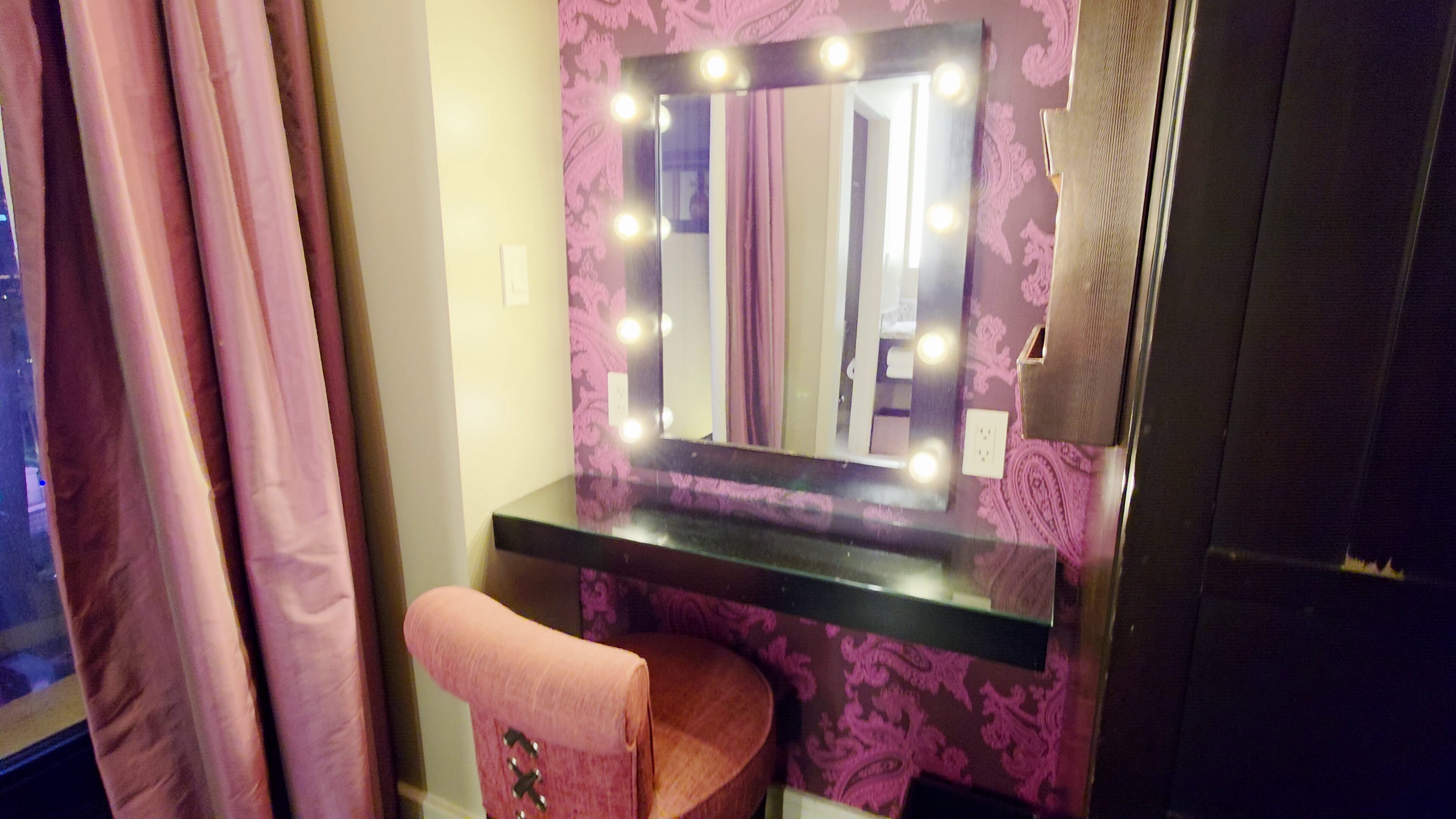 Vanderpump Hotel Las Vegas: Room Tour, Rates & Caesars Rewards 7 Dedicated makeup vanity with Hollywood mirror in The Cromwell Las Vegas Classic King room